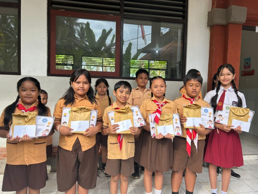 Penyerahan Dukungan Beasiswa Siswa Berprestasi