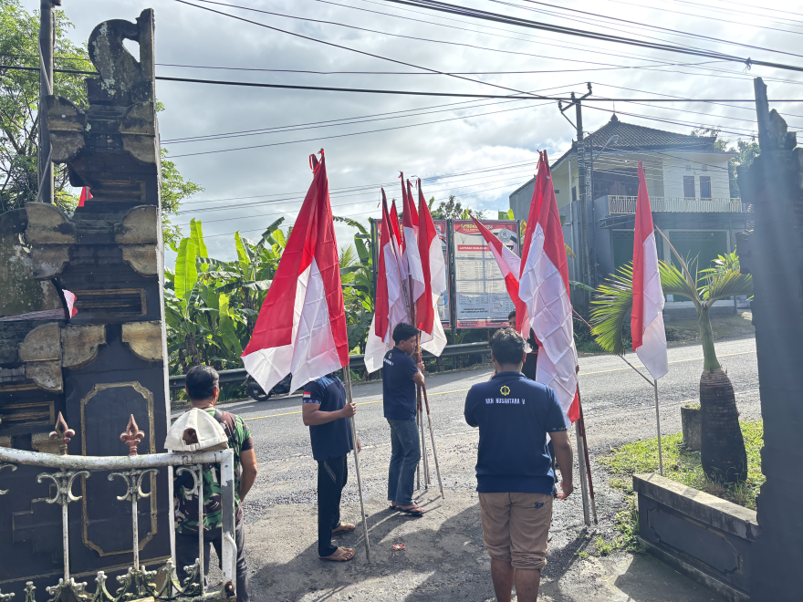 Pemasangan Bendera Merah Putih diwilayah Kantor Desa Bantas