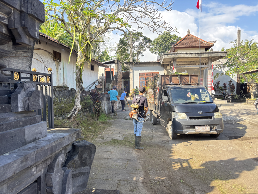 Bersih-bersih dihalaman Kantor Desa Bantas