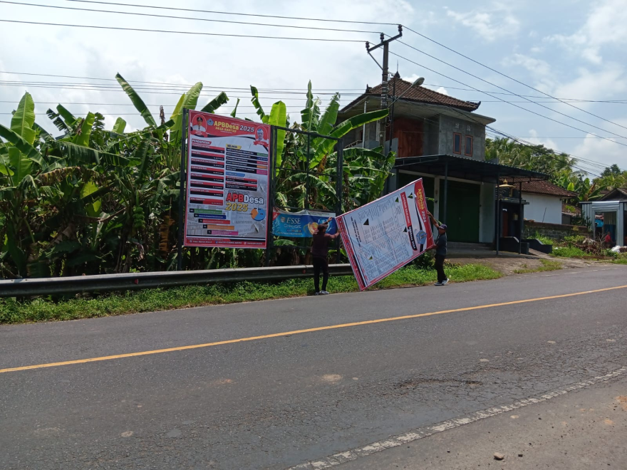 Pemasangan Baliho APBDesa 2025 Desa Bantas