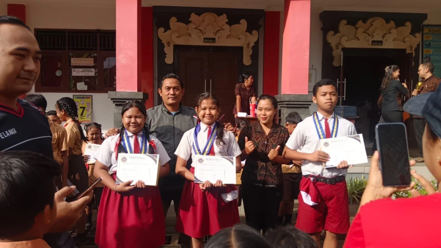 Penyerahan Hadiah Untuk Siswa Yang Mendapatkan Juara Kelas